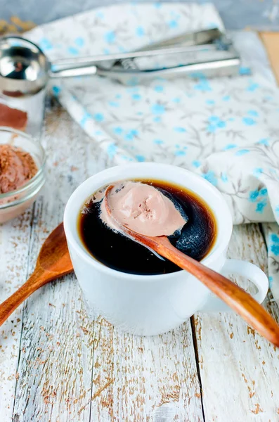 Csokoládé Fagylalt Golyó Egy Tál Csésze Kávét Fehér Rusztikus Asztal — Stock Fotó