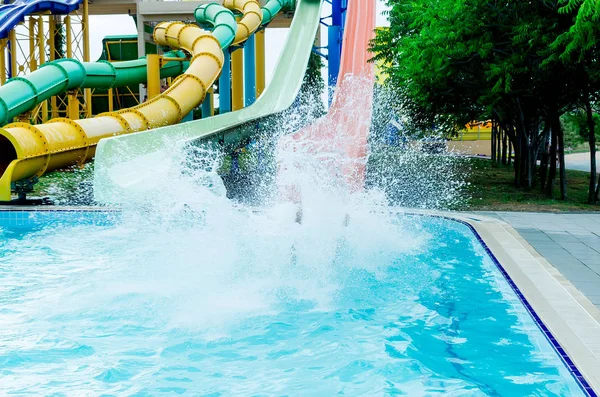 五颜六色的水上乐园管 喷水滑梯和水上公园池 水上乐园幻灯片近在咫尺 阳光明媚的夏日 — 图库照片
