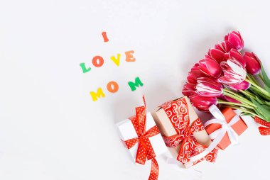 güzel kırmızı lale buketi, beyaz ve zanaat giftbox ile kurdele, tebrik kartı, Anne, mutlu seviyorum anneler günü, çiçek grup olarak mevcut, romantik natürmort, mutlu tatil, aşk kavramı 