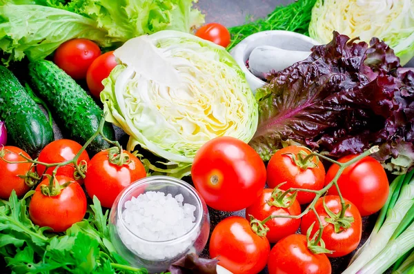 Gruppe Von Frischem Gemüse Kohl Gurken Paprika Tomaten Olivenöl Knoblauch — Stockfoto