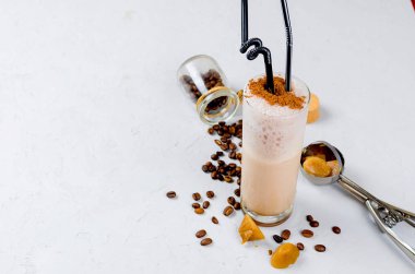 Sütlü çikolata kokteyl veya soğuk şanti kahve süt ve buz ile hafif koyu arka plan üzerinde kopya alanı kakao serpin,