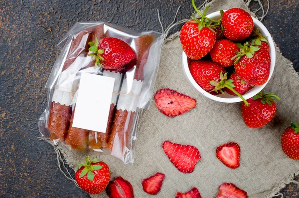 Reife Saftige Erdbeeren Form Von Trockenen Chips Und Fruchtlederrollen Auf — Stockfoto