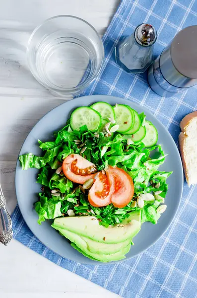 Frischer Grüner Salat Mit Gurken Salat Avocado Und Tomaten Und — Stockfoto