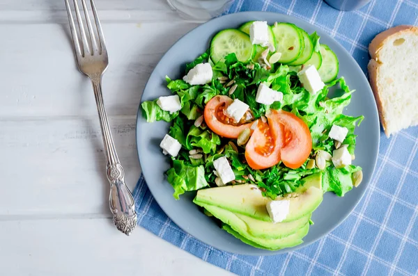 Frischer Grüner Salat Mit Gurken Salat Avocado Tomaten Und Weichkäse — Stockfoto