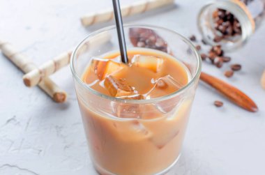 kahve buz cam ve gri bir tablo, üstten görünüm, tahta kaşık kahve çekirdekleri kopyalama alanı