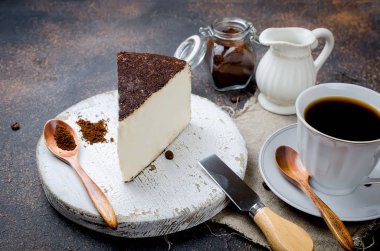 beyaz fincan kahve ya da koyu arka plan, kopya alanı üzerinde cheesecake yumuşak peynir bir parçası ile siyah kahve