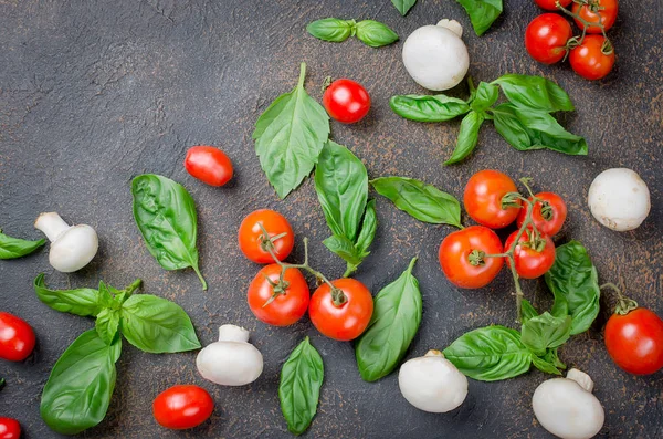 Monte Folhas Manjericão Fresco Verde Disperso Champignon Tomates Cereja Fundo — Fotografia de Stock