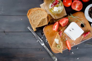 beyaz peynir veya mozzarella bir cam kavanoza petrol, dilim ekmek ve lanch, kavram sağlıklı aet için Domates turşusu parçaları