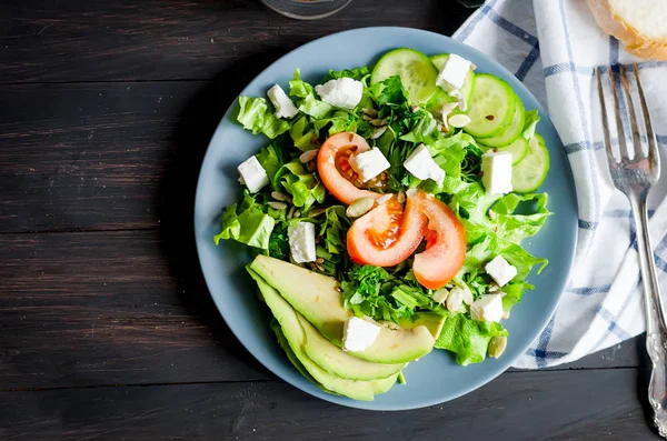 Frischer Grüner Salat Mit Gurken Salat Avocado Und Tomaten Und — Stockfoto