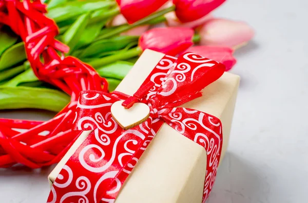 배경에 상자와 튤립과 배경에 발렌타인 장식입니다 — 스톡 사진