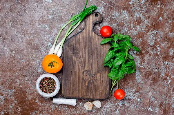 Verduras Alrededor Una Tabla Madera Oscura Corte Ingredientes Para Cocinar —  Fotos de Stock