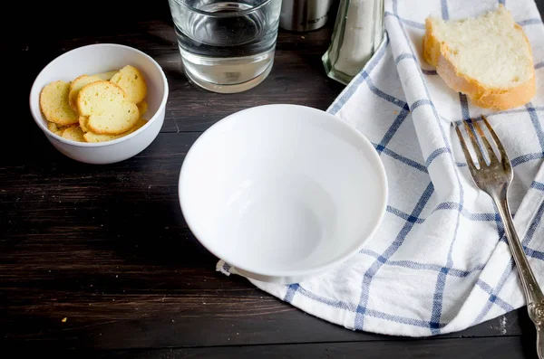 Prato Sopa Cerâmica Branca Servindo Para Almoço Com Água Vidro — Fotografia de Stock