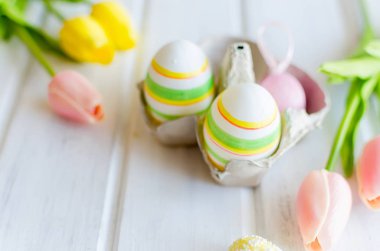 sarı laleler, zencefilli kurabiye, willow twigs, dekoratif yumurta beyaz eski ahşap masa, tatlılar, çiçek ve dekor, Paskalya tatili arka plan ortaya konulan bir tepsi içinde kopyalama alanı