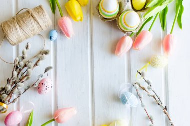 sarı laleler, zencefilli kurabiye, willow twigs, dekoratif yumurta beyaz eski ahşap masa, tatlılar, çiçek ve dekor, Paskalya tatili arka plan ortaya konulan bir tepsi içinde kopyalama alanı