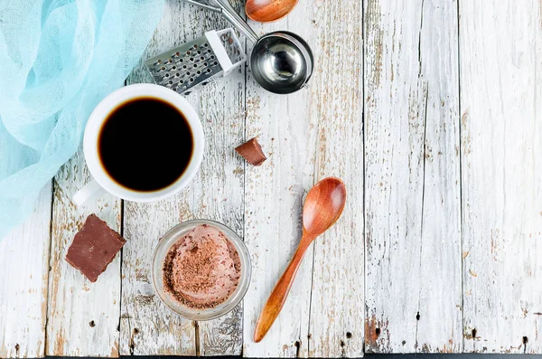 초콜릿 아이스크림 접시에 커피를 화이트 러시안 탁자에 놓는다 — 스톡 사진