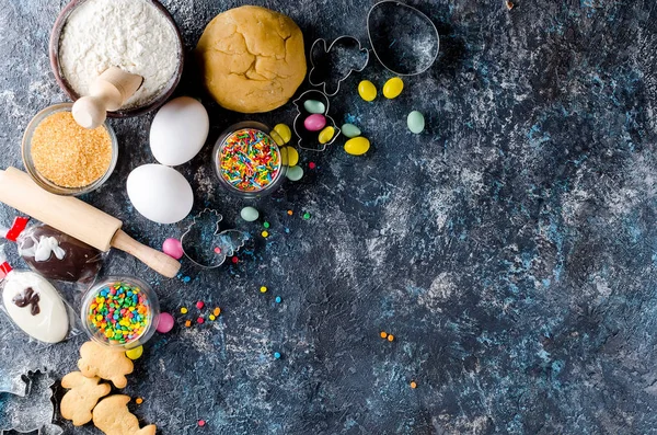 Happy Blahopřání Velikonočním Svátkům Velikonoční Sušenky Řízky Candy Vejce Přísady — Stock fotografie