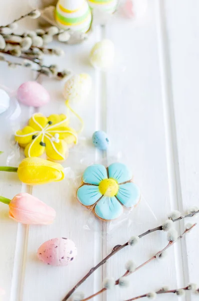 Gelbe Tulpen Ingwerplätzchen Weidenzweige Dekorative Eier Einem Tablett Auf Einem — Stockfoto