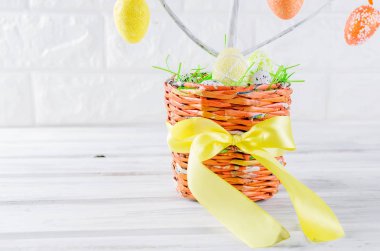 renkli Paskalya oyuncaklar hissettim ve yumurta Paskalya süsleri olarak tencerede ağaç dalları üzerine, tatil kavramı, kopya alanı kapatın