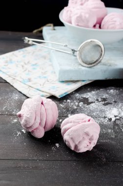 Ev yapımı kiraz hatmi yapmak, krema şeker, karanlık bir arka plan üzerinde bir dizi fotoğraf kopya alanı sprinkles, 