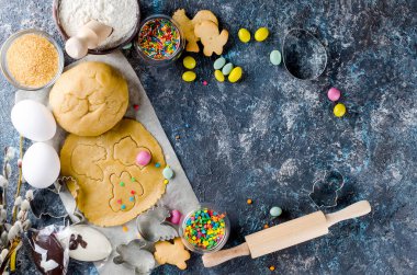 Mutlu Paskalya kartı. Kurabiye ustası, kesimler, şeker yumurta ve pişirme için malzemeler hamur hamur rulo