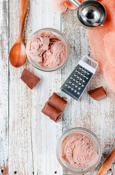 Csokis Jégkrém Golyó Egy Tálban Egy Fehér Rusztikus Asztalon Fénymásolási — Stock Fotó