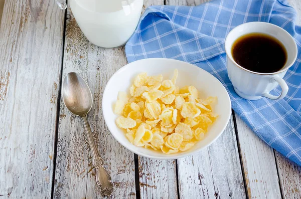 白い皿 牛乳瓶 古い素朴な木製のテーブルの朝食の強いコーヒーのカップに乾燥トウモロコシはフレーク コピー スペース 自然光 — ストック写真