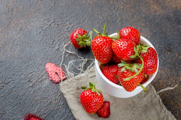 Reife Frische Erdbeeren Weißen Becher Und Trocken Geschnittene Erdbeerfruchtchips Auf — Stockfoto