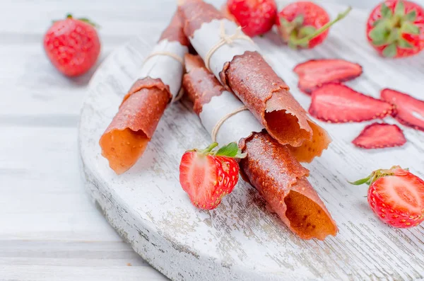 Reife Frische Erdbeeren Trocken Geschnittene Erdbeerfruchtchips Und Fruchtlederrollen Auf Weißem — Stockfoto