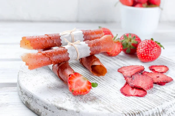 Reife Frische Erdbeeren Trocken Geschnittene Erdbeerfruchtchips Und Fruchtlederrollen Auf Weißem — Stockfoto