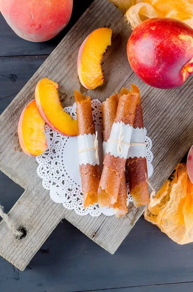 Olgun taze sulu şeftali, dilim meyve ve şeftali deri koyu arka plan üzerine alır. Detoks kavramı. Sağlıklı gıda, şeftali inanılmaz şeker pastil. kopya alanı,