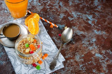 Granola, kahve ve meyve suyu sağlıklı kahvaltı ayarla