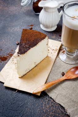 latte çekilmiş kahve yumuşak peynir bir parçası ile kahve fincan