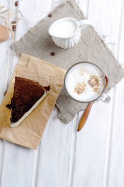 latte çekilmiş kahve yumuşak peynir bir parçası ile kahve fincan