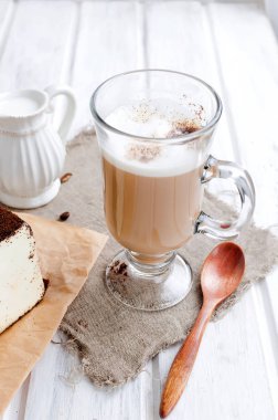 Latte ile köpük kahve