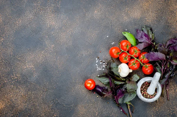 Tomates, albahaca y especias de peper —  Fotos de Stock
