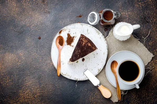 Latte çekilmiş kahve yumuşak peynir bir parçası ile kahve fincan — Stok fotoğraf