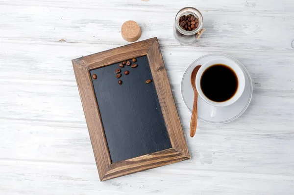 Kop sterke koffie op witte tafel — Stockfoto