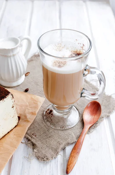 Latte ile köpük kahve — Stok fotoğraf