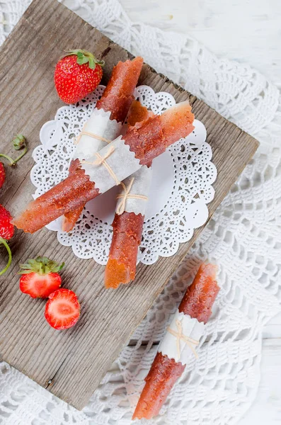 Reife saftige Erdbeere, Fruchtchips und Erdbeerpasta — Stockfoto