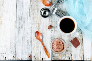 Çikolatalı top dondurma ve fincan siyah kahve