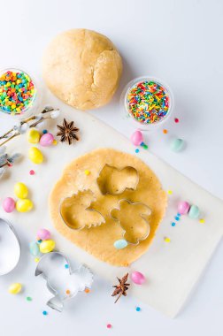 Paskalya arka plan hamur ve malzemeler ile pişirme