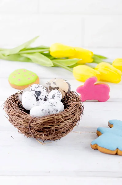 Ostern Hintergrund mit bunten Lebkuchen Eier und fl — Stockfoto