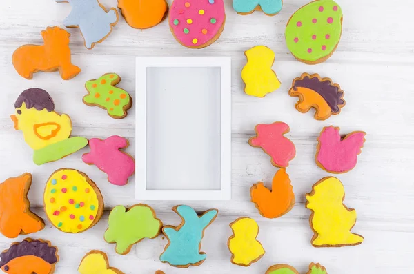 Cuocere sfondo di Pasqua con biscotti di pan di zenzero colorati — Foto Stock