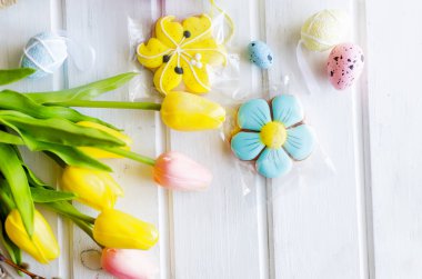 Paskalya olay kompozisyon tatlılar, çiçek ve dekor 