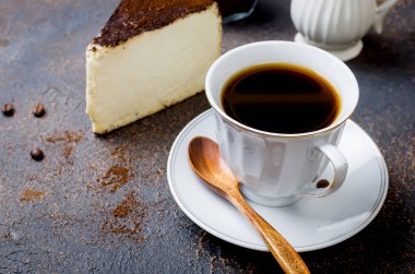 latte çekilmiş kahve yumuşak peynir bir parçası ile kahve fincan