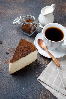 latte çekilmiş kahve yumuşak peynir bir parçası ile kahve fincan