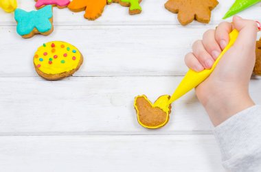Gingerbread Paskalya için buzlanma ile dekorasyon kız
