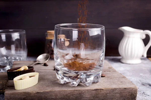 Verres pour café sur une vieille planche de bois café grain — Photo