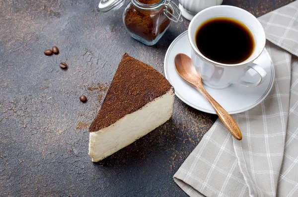 Xícara de café com leite com um pedaço de queijo macio no café moído — Fotografia de Stock