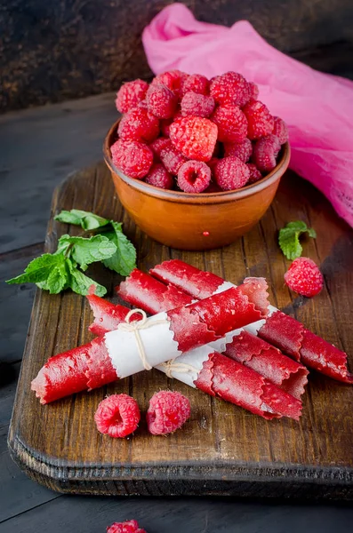 Ripe juicy raspberry and raspberryes pastille — Stock Photo, Image